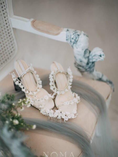 Clay Flower Blossom with Pistil Haircomb - White Silver