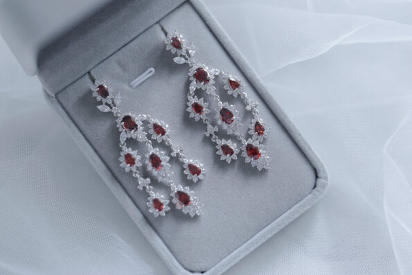 djw-201900155-extraordinaireearrings-rhodiumwhitegold-ruby-c2-jpg