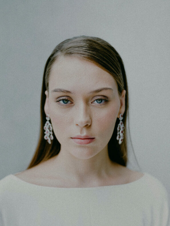 djw-201900155-extraordinaireearrings-rhodiumwhitegold-ruby-m1-jpg