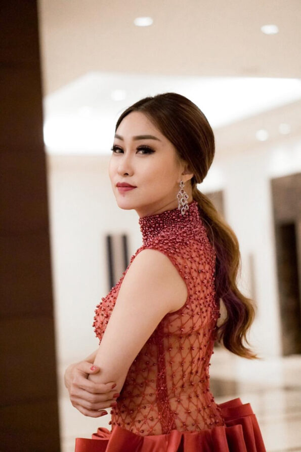 djw-201900155-extraordinaireearrings-rhodiumwhitegold-ruby-m4-jpg