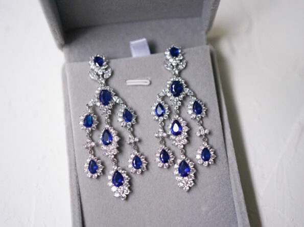 DJW-201900156-Extraordinaire-Earrings-Rhodium-White-Gold-Sapphire-1