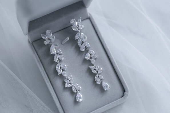 DJW-201900178-Gladiolus-Earrings-Rhodium-White-Gold-2