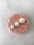 Pearl M Earrings 9-10 mm - Unplated Silver, White Pearl (Needle)
