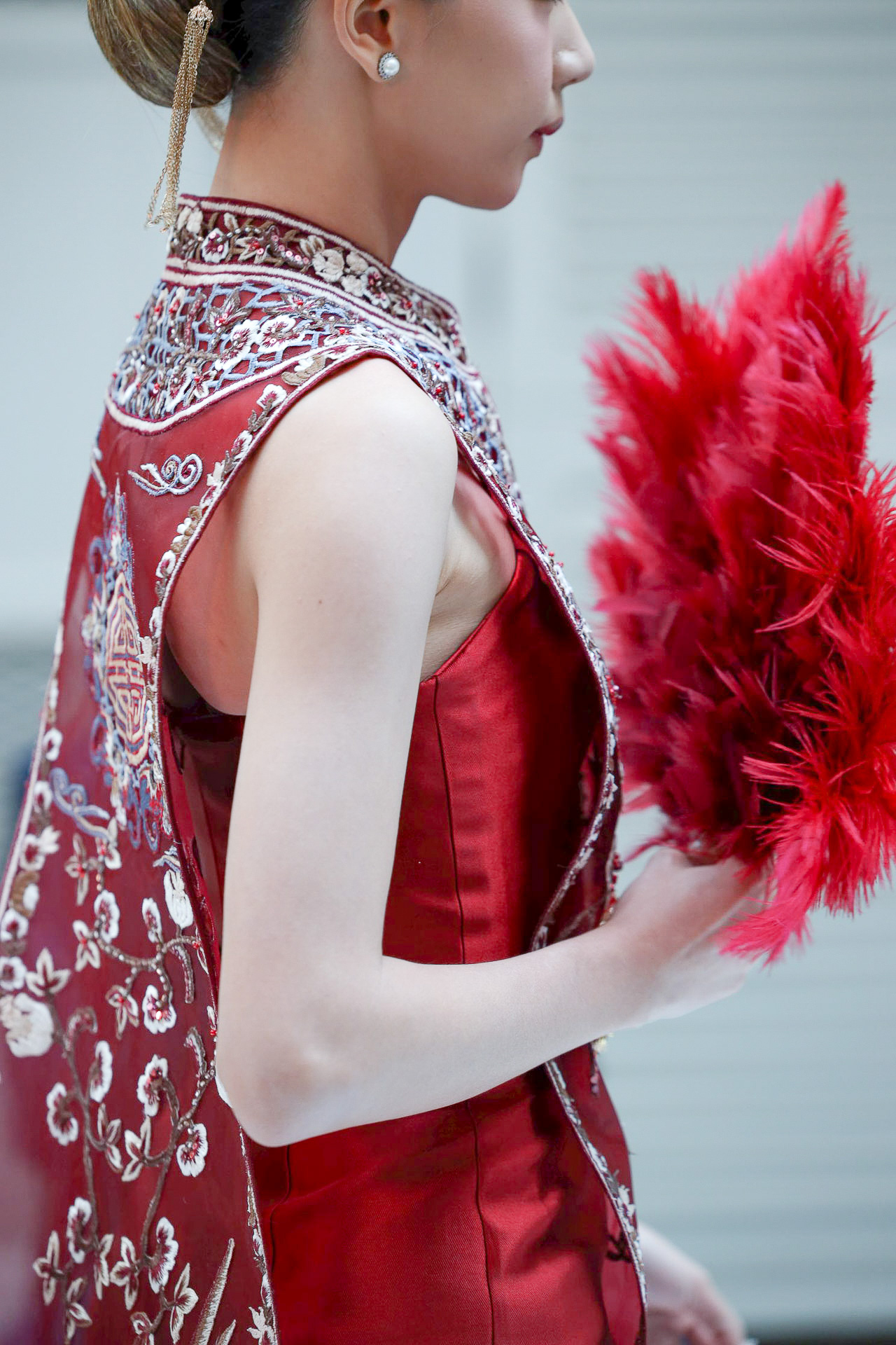 CHN-202100008-Crimson-Rooster-Feather-Fan-Gold