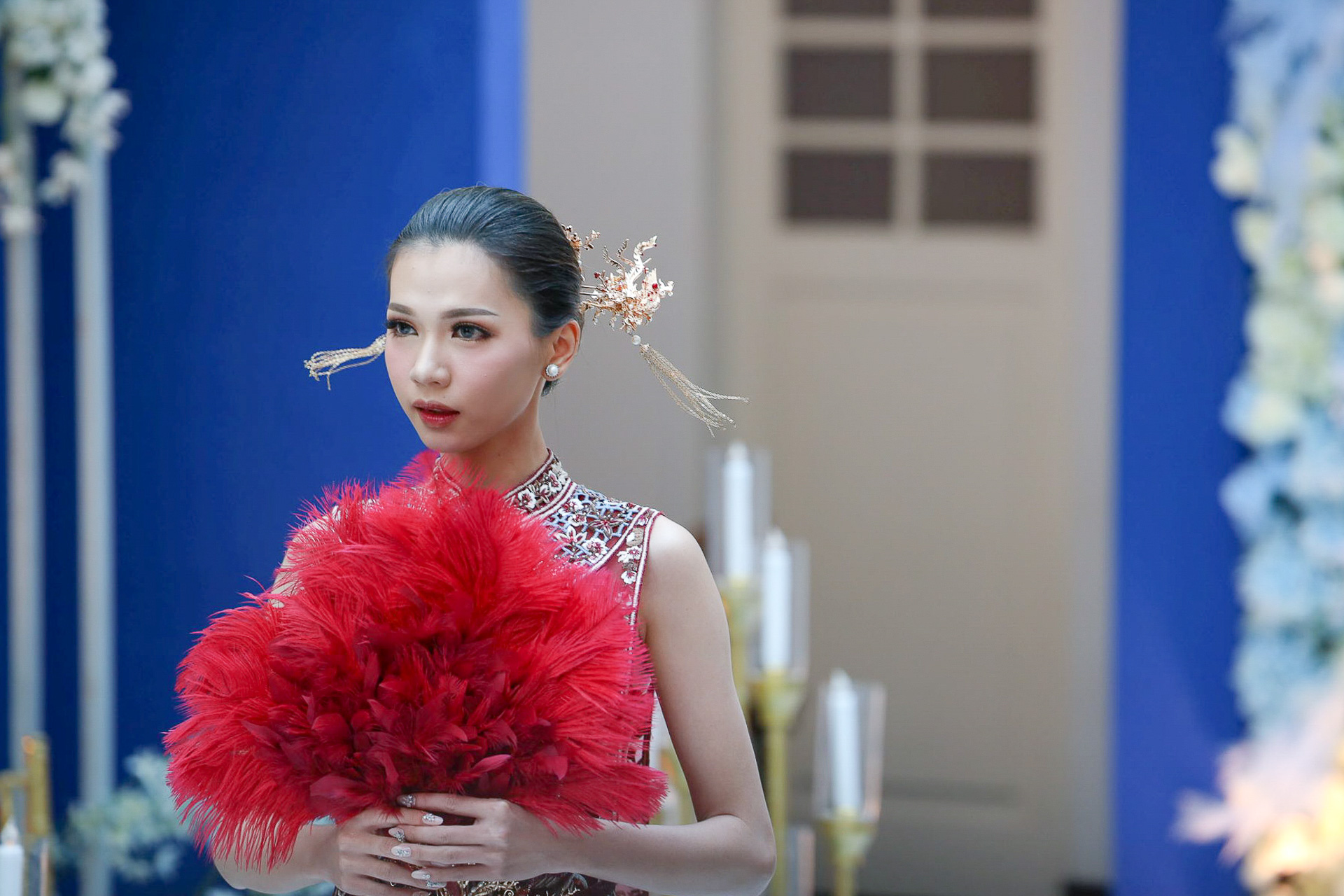 CHN-202100008-Crimson-Rooster-Feather-Fan-Gold