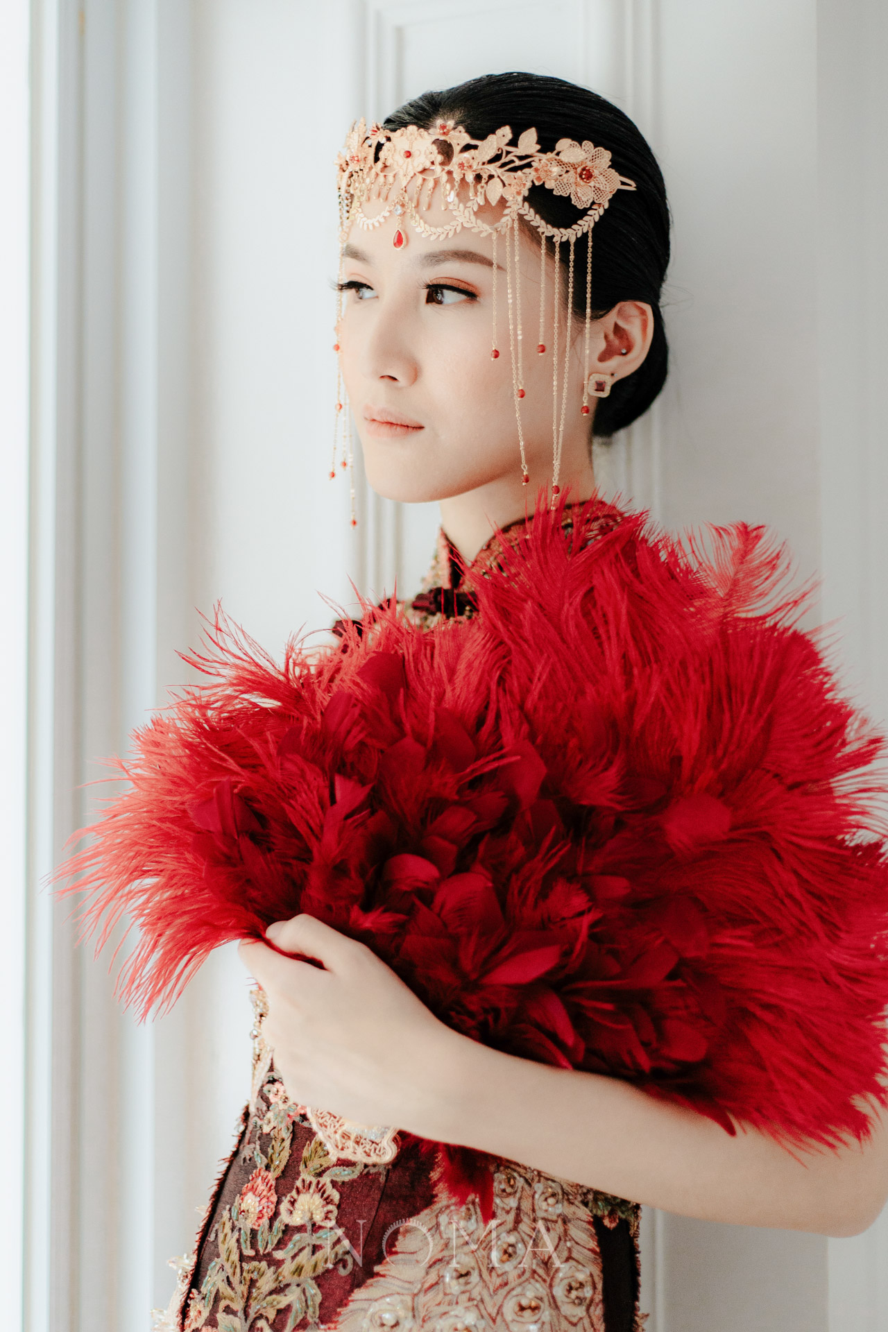 CHN-202100008-Crimson-Rooster-Feather-Fan-Gold