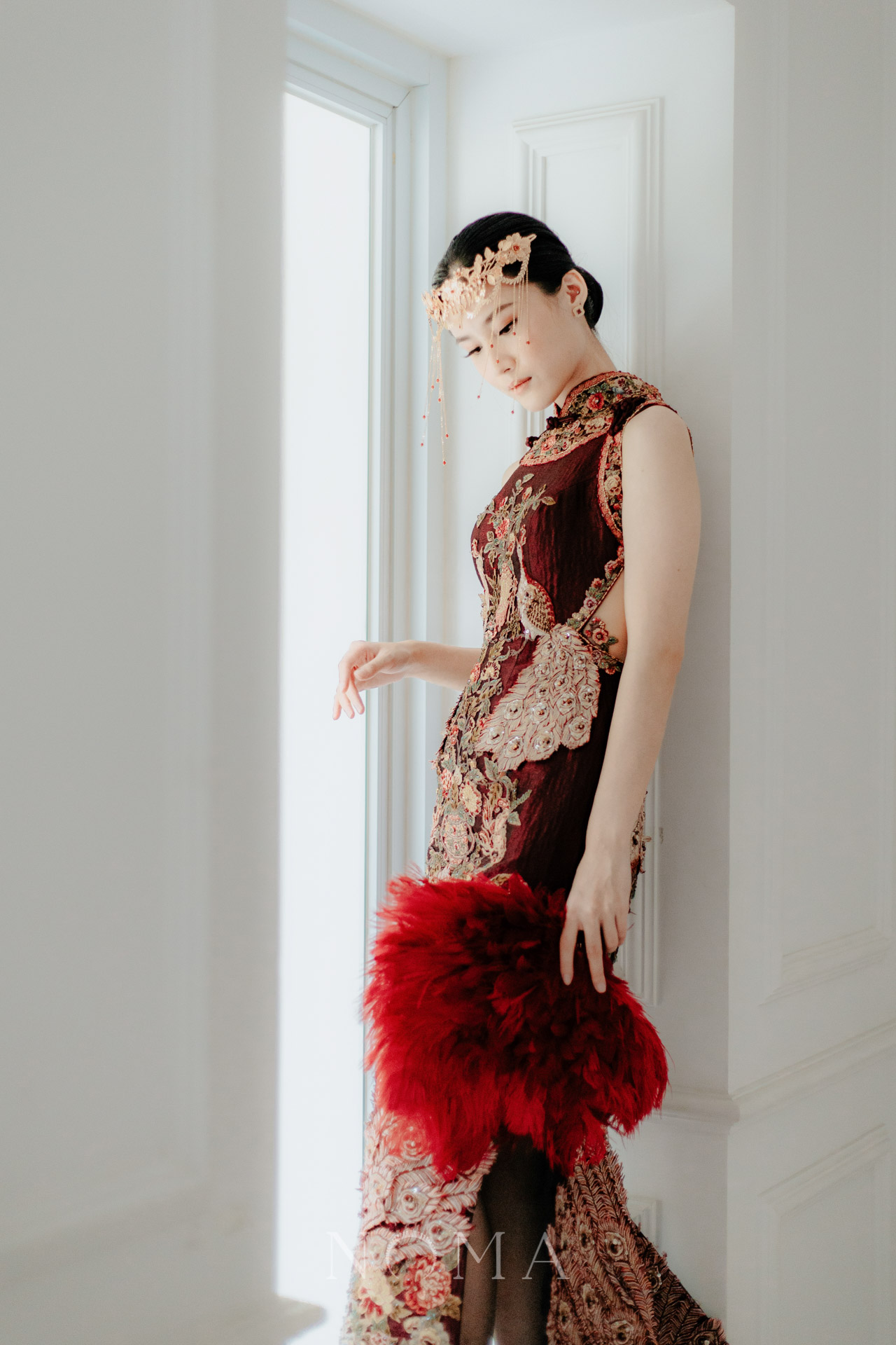 CHN-202100008-Crimson-Rooster-Feather-Fan-Gold