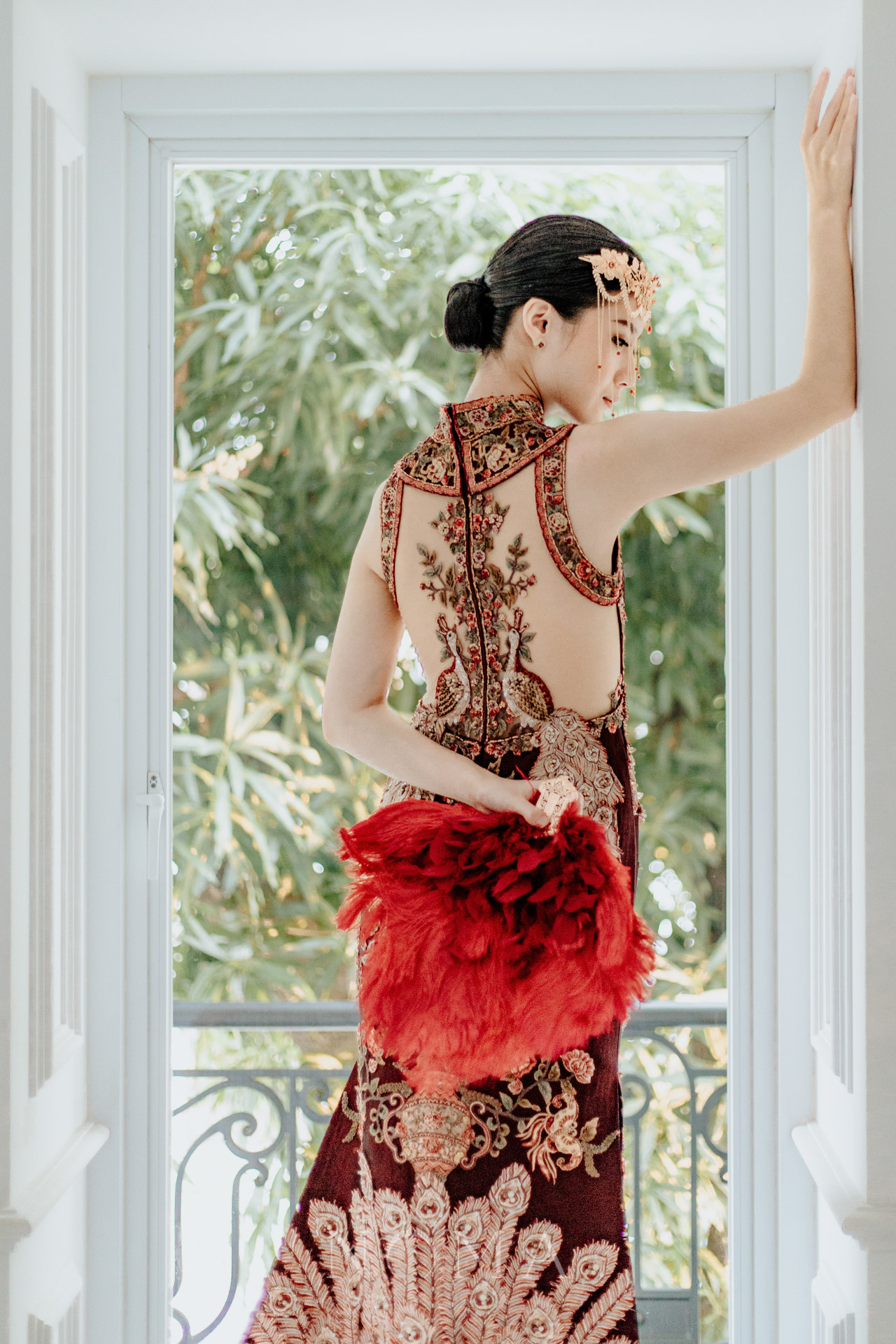 CHN-202100008-Crimson-Rooster-Feather-Fan-Gold