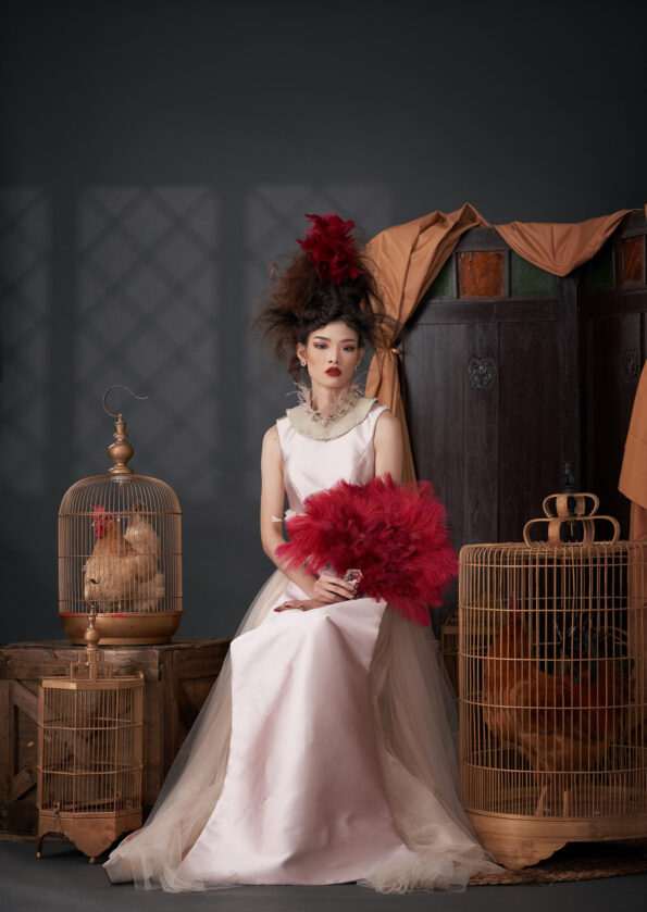 CHN-202100008-Crimson-Rooster-Feather-Fan-Gold