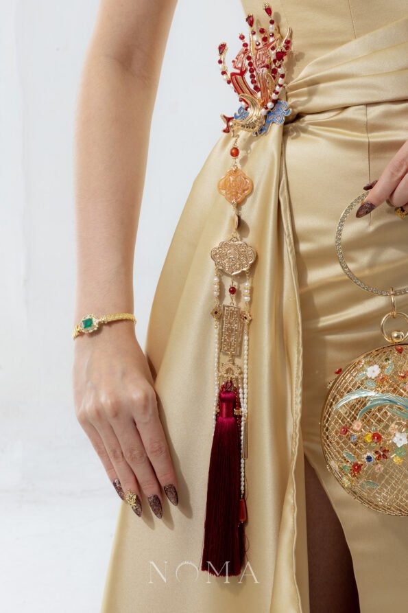 DJW-202300099-Oriental-Art-Bangle-18k-Yellow-Gold-Emerald-2