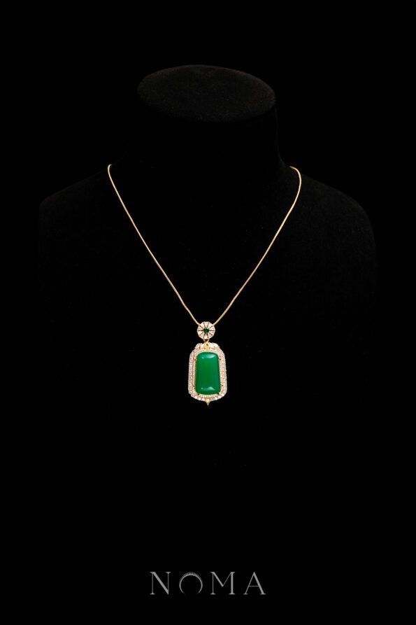JJW-202400022-Superior-Pointy-Bar-Jade-Pendant-18k-Yellow-Gold-Jade