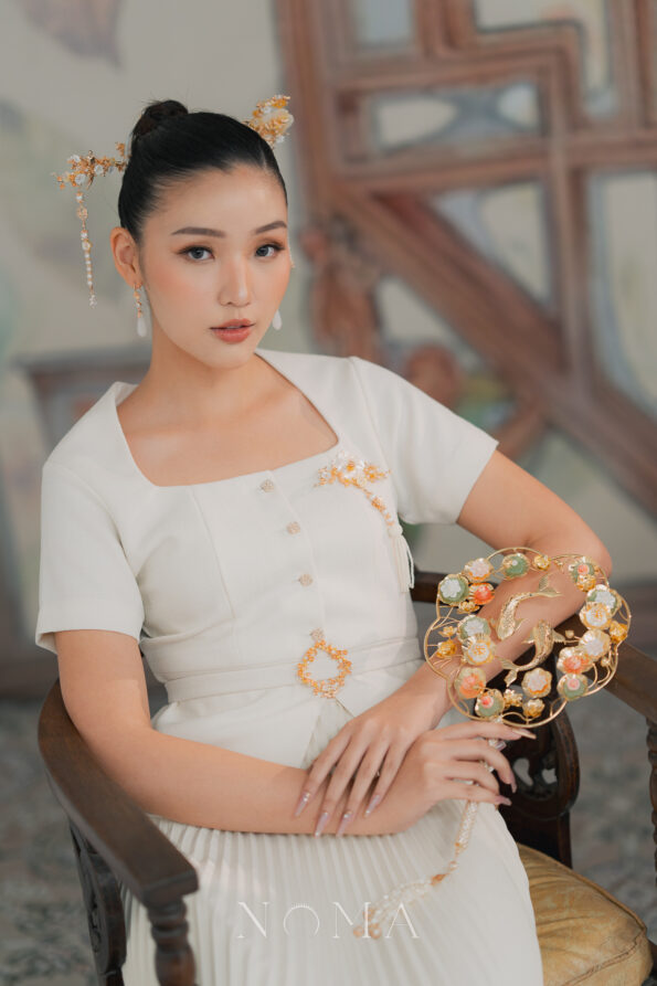 CHN-202400140-Koi-Pond-Scenery-Fan-18k-Yellow-Gold-2