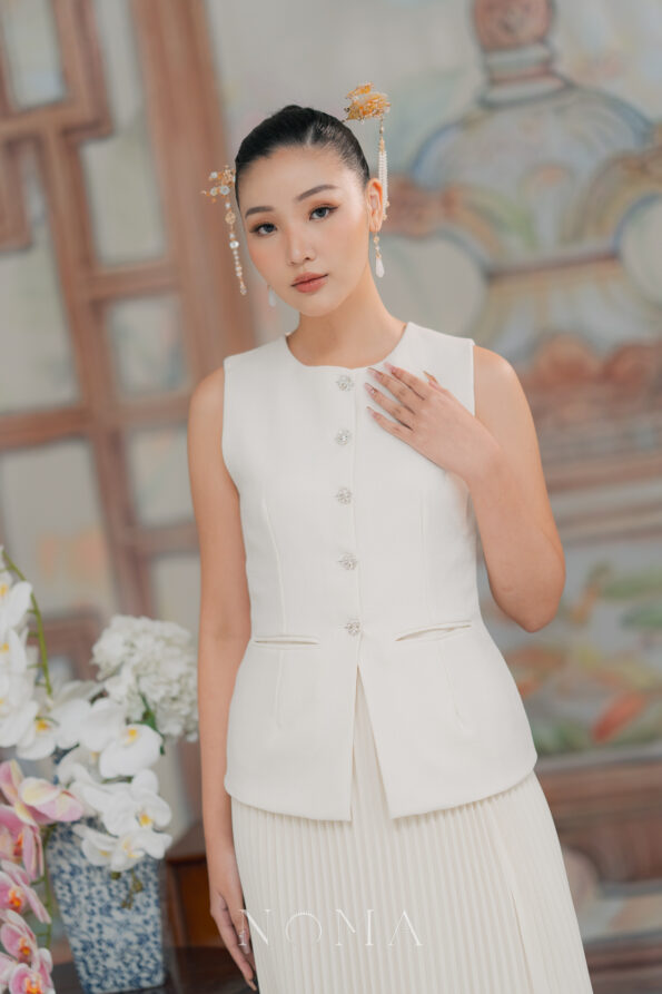 CHN-202400278-Clover-Bloom-Pear-Bud-Jade-Earrings-Gold-White-Jade-1