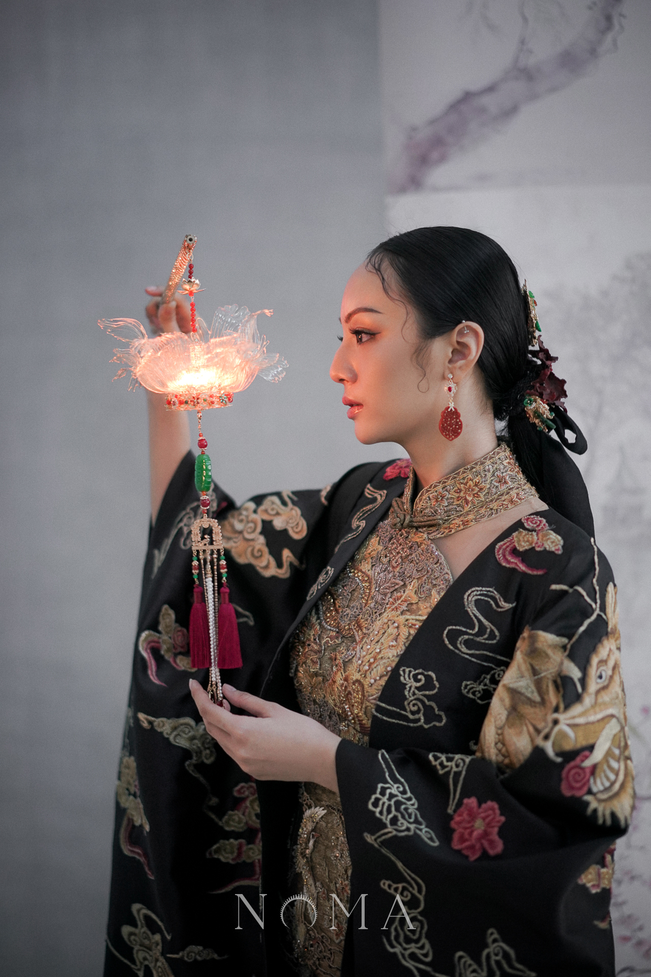 FLR-202500047-LR-Light-The-Way-Lantern-Gold-Transparent